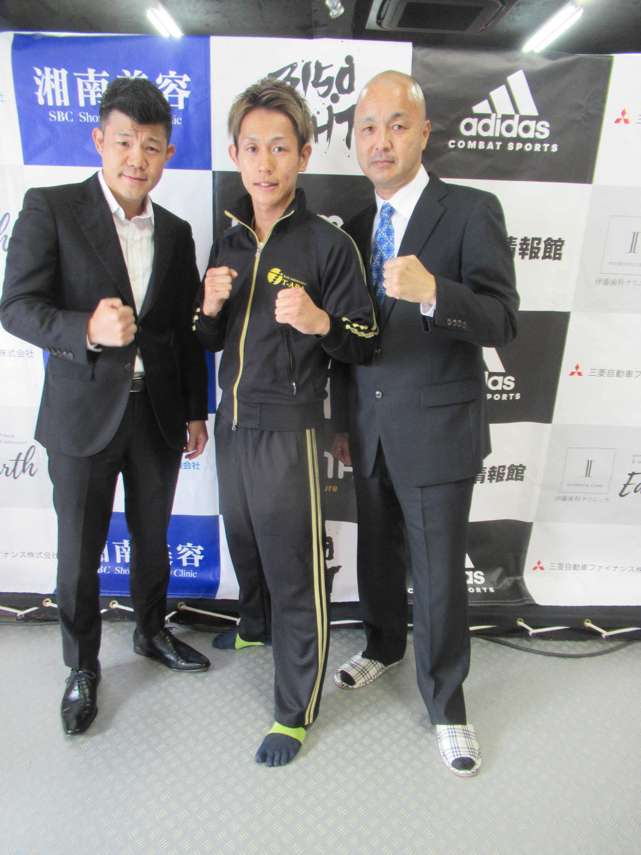 “火消しボクサー”岩崎（中央）の試合出場会見に臨む亀田興毅氏（左）とオールジムの田中会長