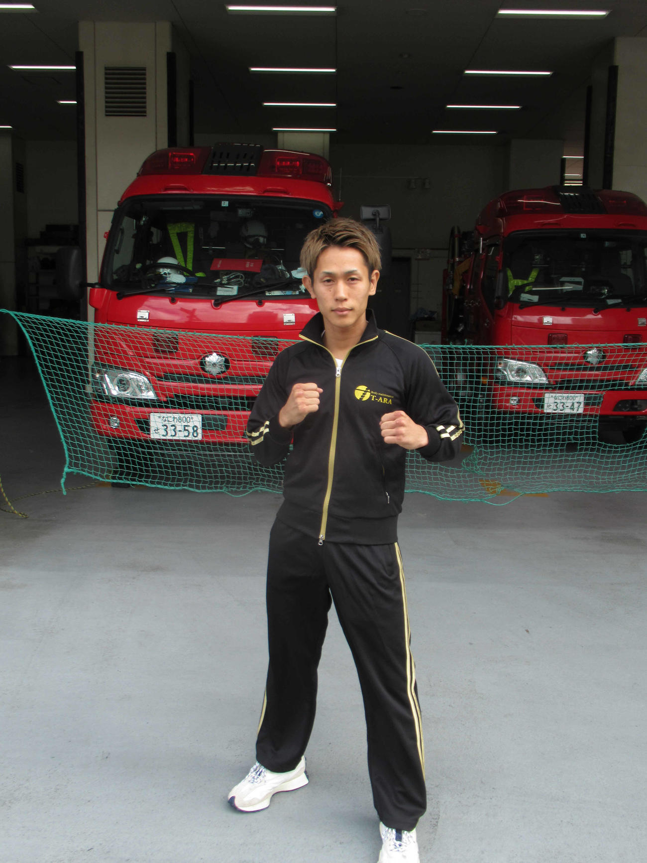 元消防士の“火消しボクサー”岩崎は消防車の前で気合