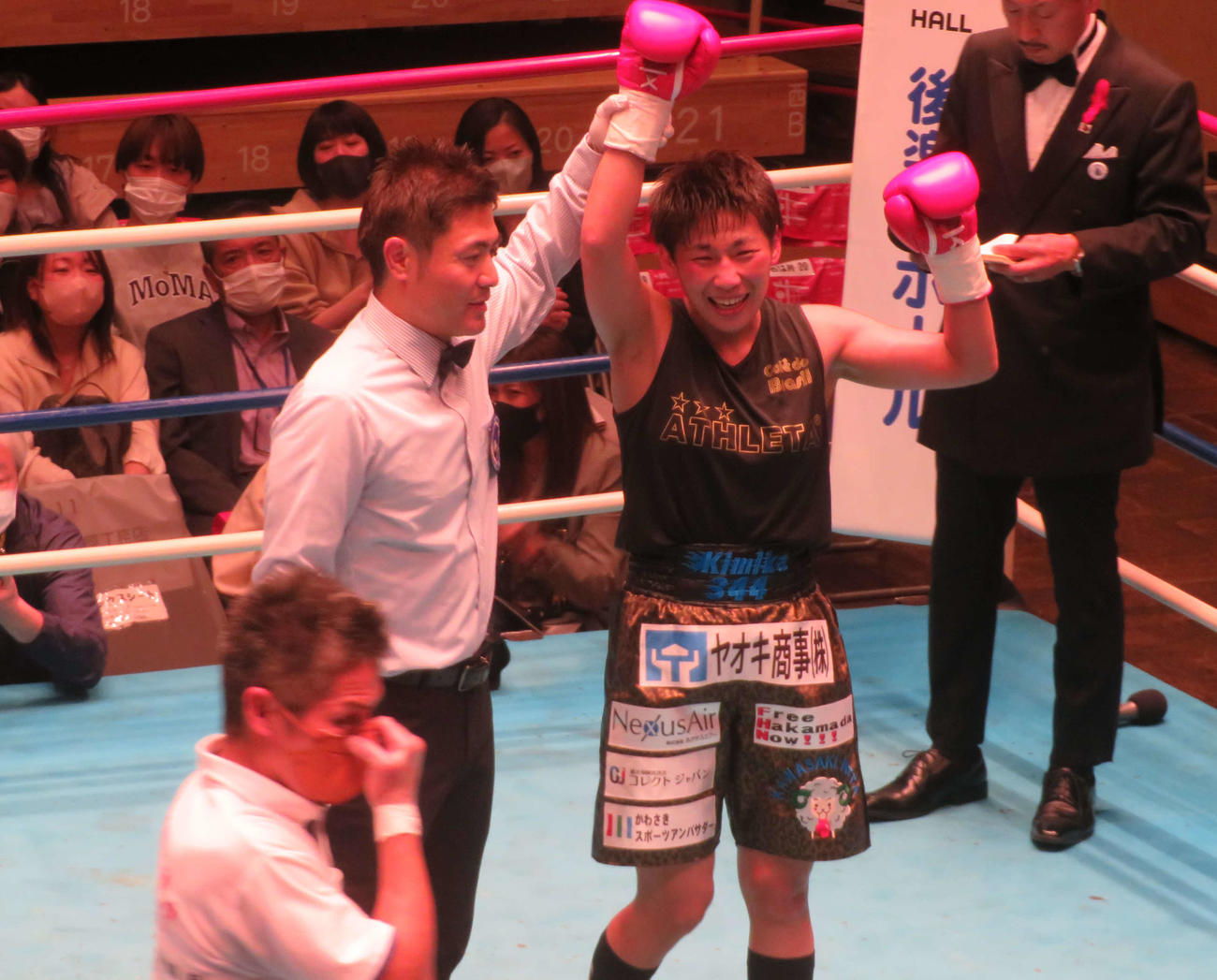 勝ち名乗りを受ける日本女子フェザー級王者三好喜美佳（右）