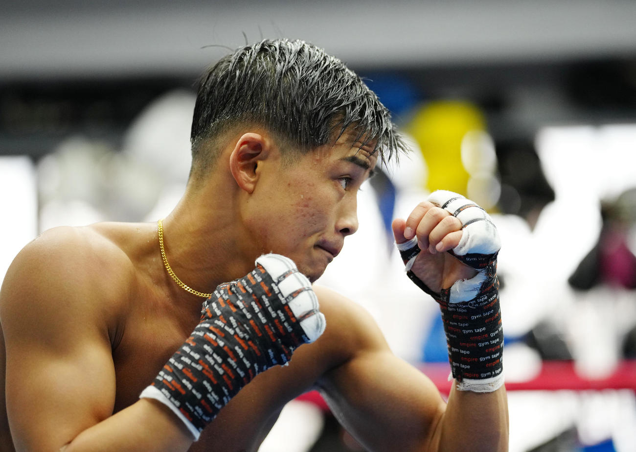 報道陣に練習を公開するWBA世界ライトフライ級スーパー王者の京口（撮影・江口和貴）