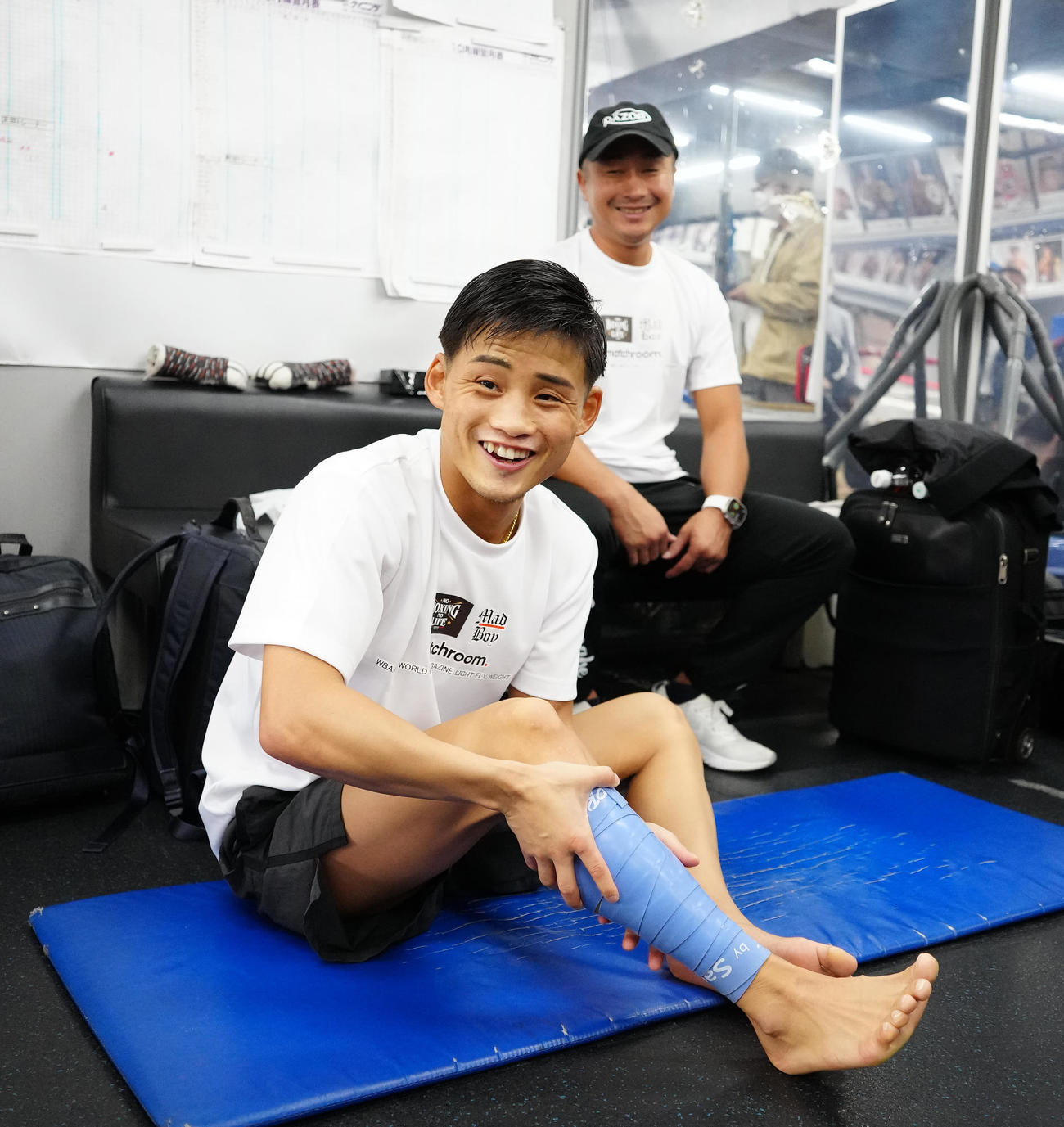 練習を終え、笑顔を見せるWBA世界ライトフライ級スーパー王者の京口（撮影・江口和貴）