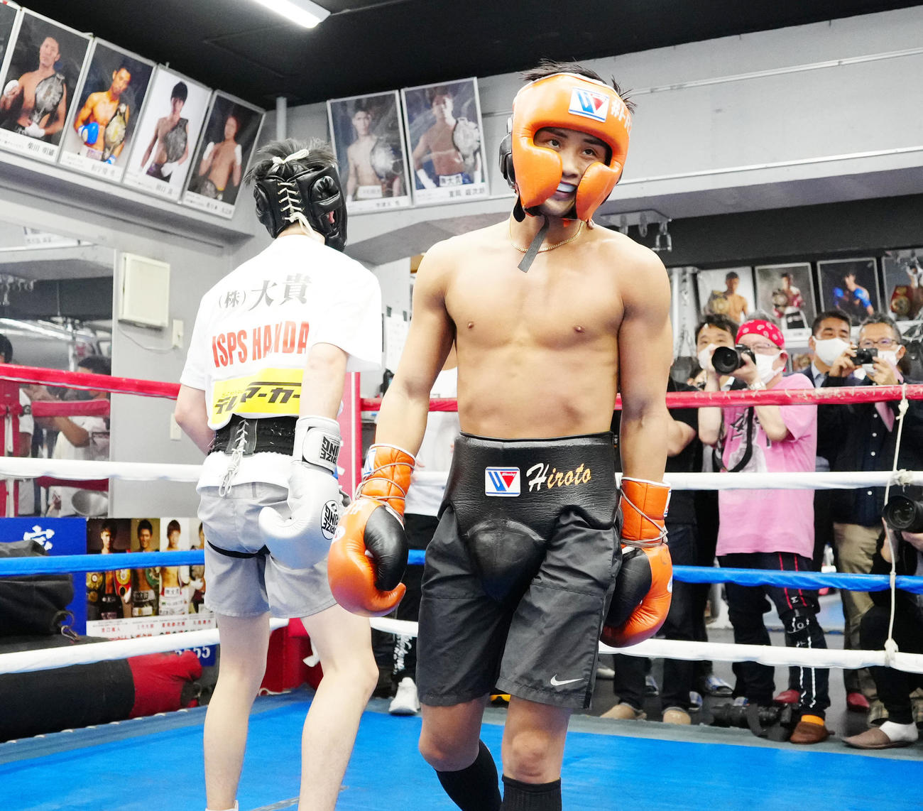 公開スパーリングを終えたWBA世界ライトフライ級スーパー王者の京口（撮影・江口和貴）