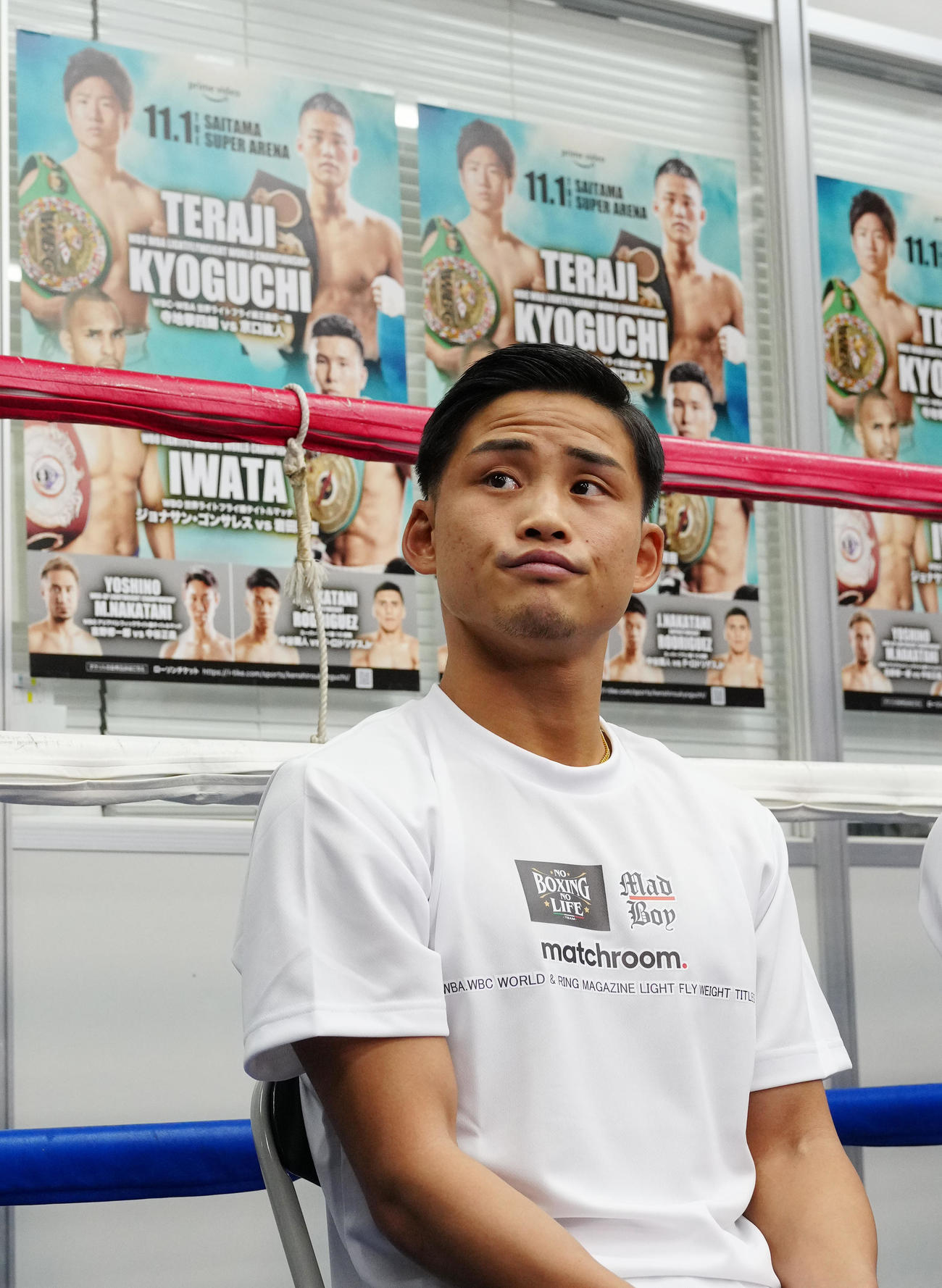 公開スパーリング前、取材に応じるWBA世界ライトフライ級スーパー王者の京口（撮影・江口和貴）