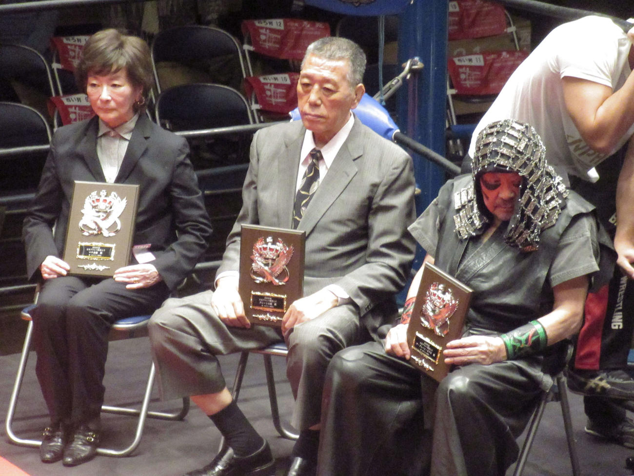 22年10月10日、日本プロレス殿堂入りを果たしたマサ斎藤の夫人・倫子さん、グレート小鹿、ザ・グレート・カブキさん（左から）
