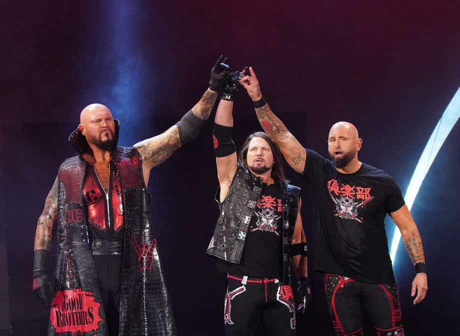 AJスタイルズ（中央）、ルーク・ギャローズ（左端）とポーズを決めるカール・アンダーソン（C）2022 WWE, Inc. All Rights Reserved