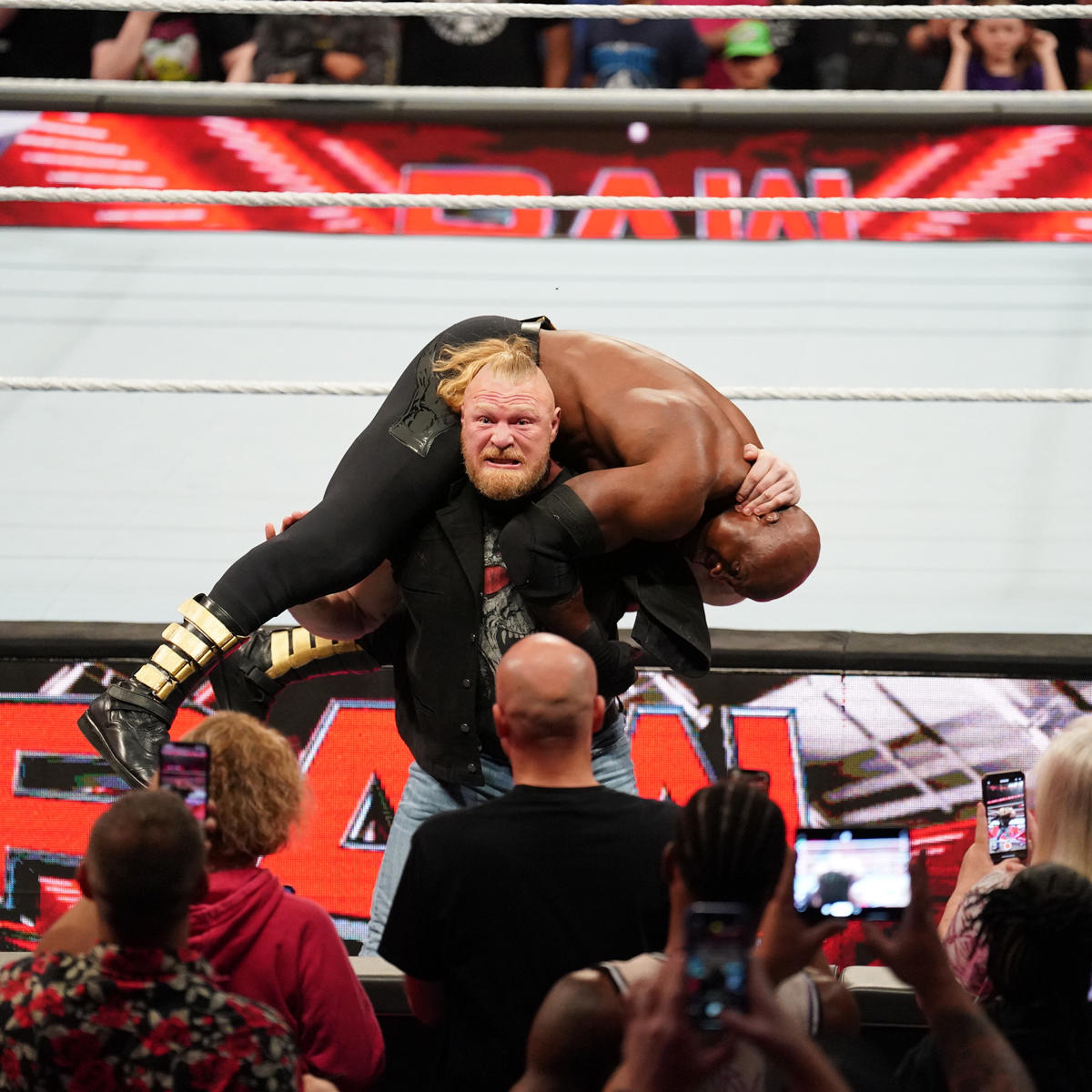 ボビー・ラシュリー（上）を担ぎ、F5を狙うブロック・レスナー（C）2022　WWE，　Inc.　All　Rights　Reserved
