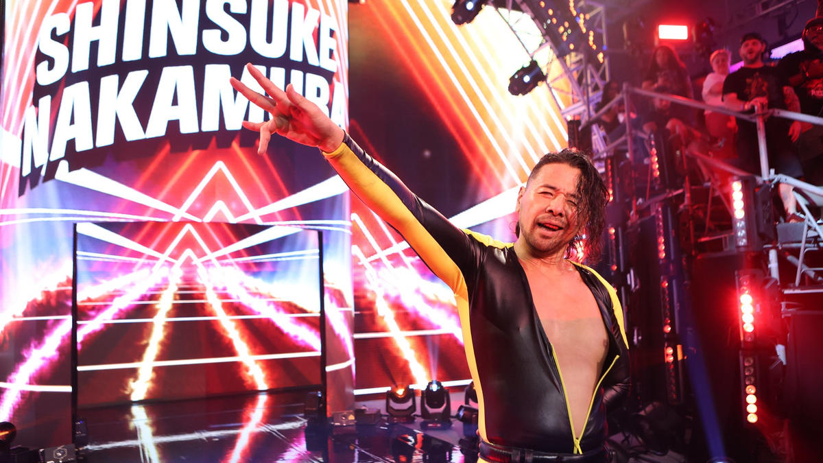 観衆からの歓声を浴びながら花道を戻る中邑真輔（C）2022 WWE, Inc. All Rights Reserved