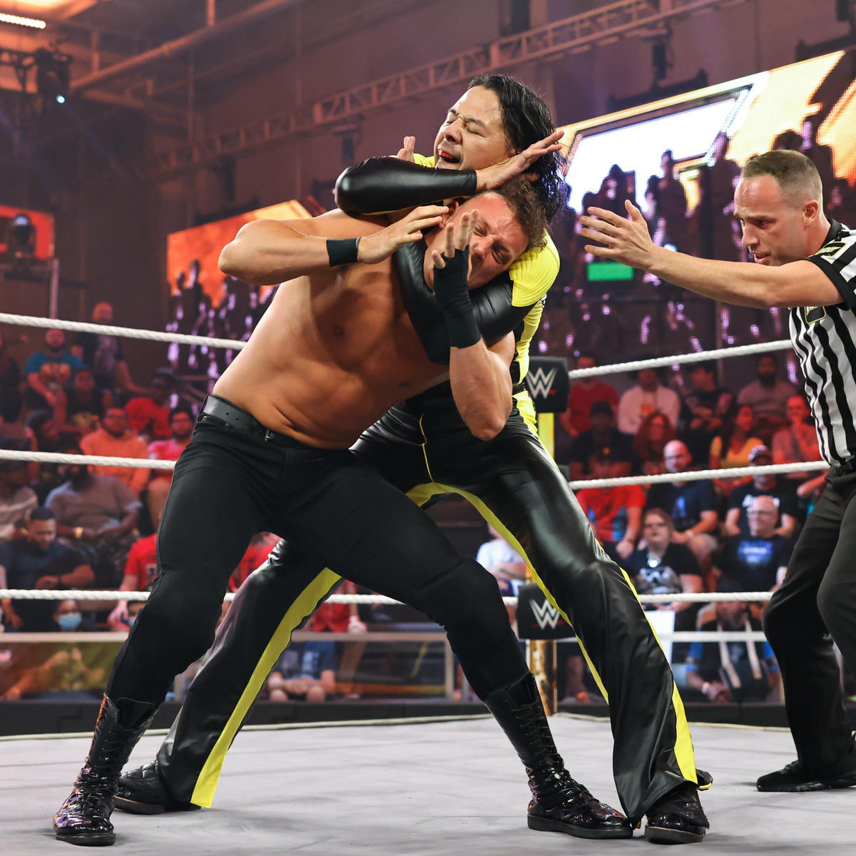 チャニング“スタックス”ロレンゾ（手前）を裸絞めする中邑真輔（C）2022 WWE, Inc. All Rights Reserved