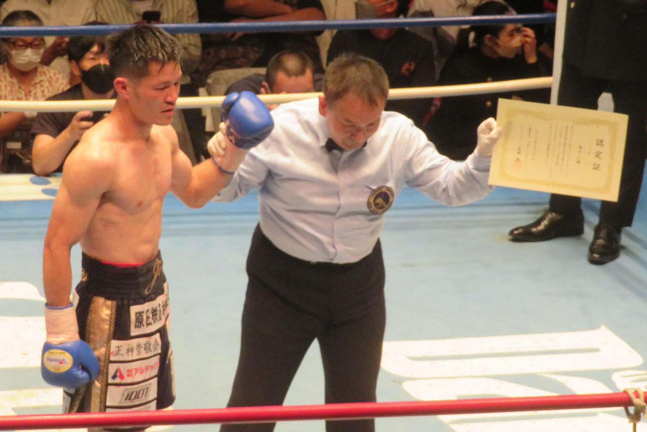 日本バンタム級挑戦者決定戦を制し、勝ち名乗りを受けた同級1位南出仁（左）