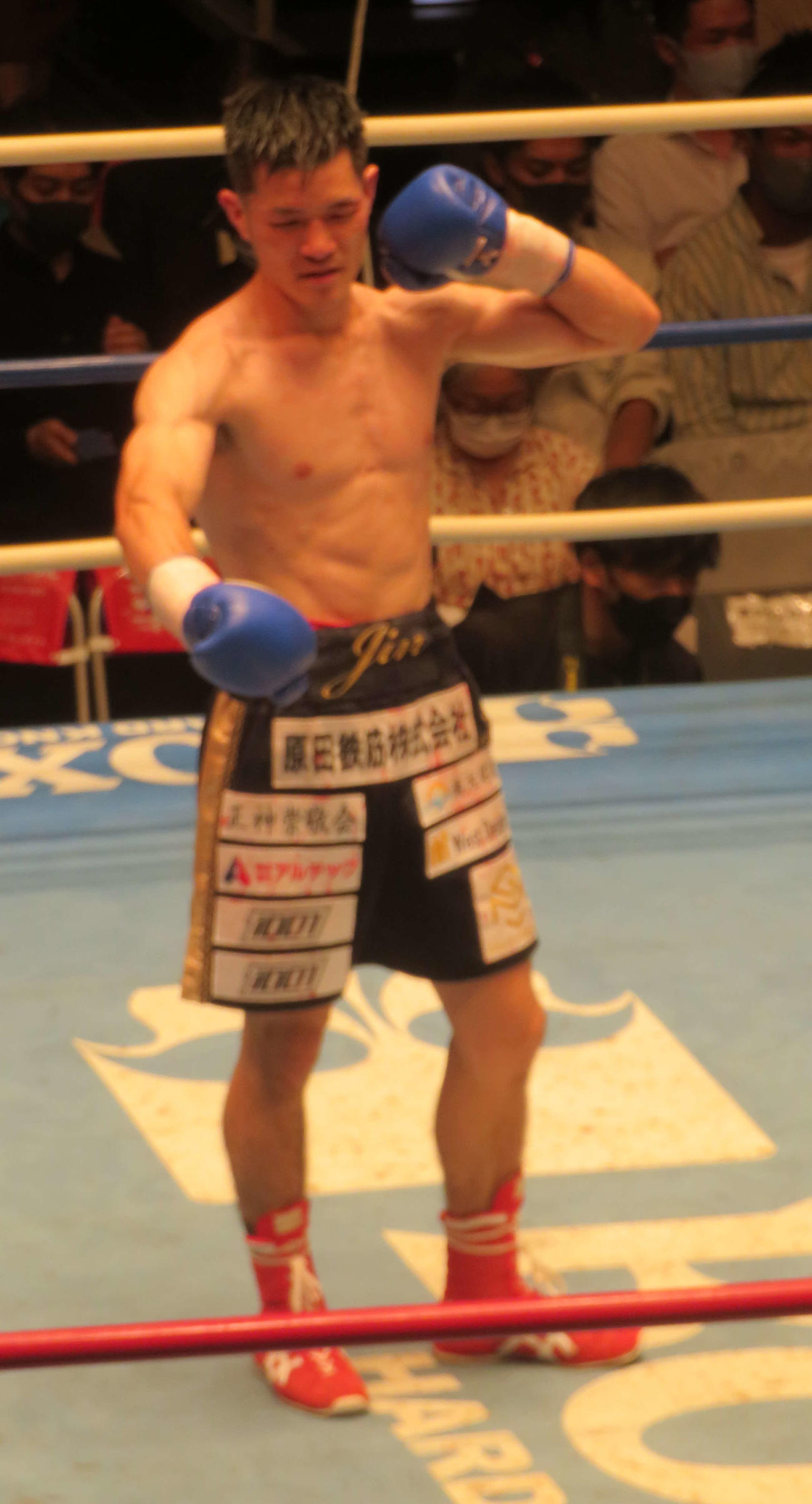 写真撮影に応じた日本バンタム級1位南出仁