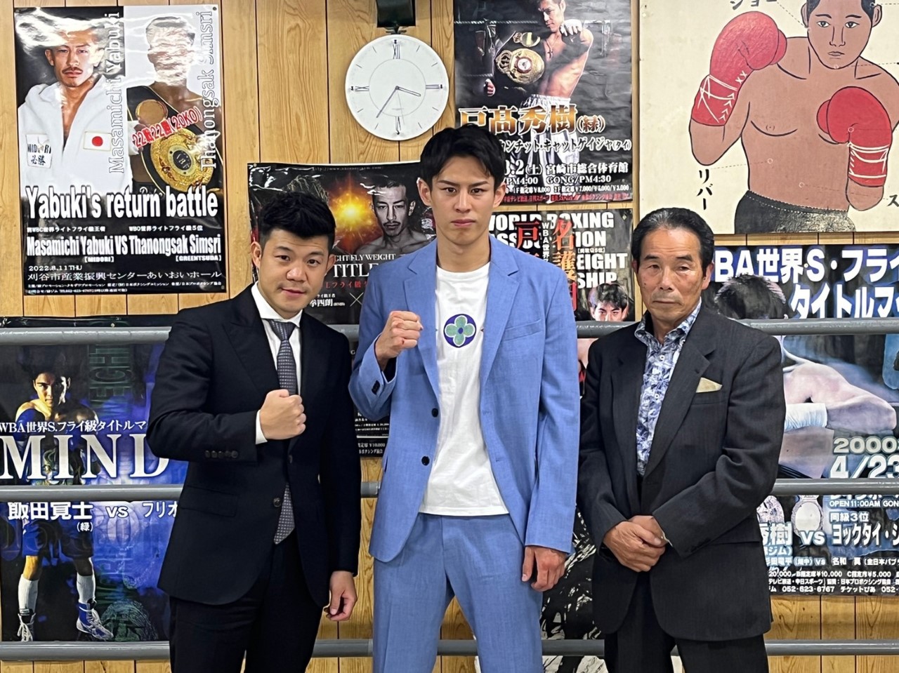 会見に臨んだ力石（中央）と亀田興毅氏（左）、緑ジムの松尾会長（亀田プロモーション提供）