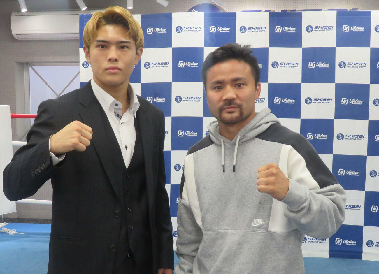 11月15日、東京・後楽園ホールで最速KO賞を狙う日本ウエルター級3位佐々木尽（左）とメインを務める元WBC世界フライ級王者比嘉大吾