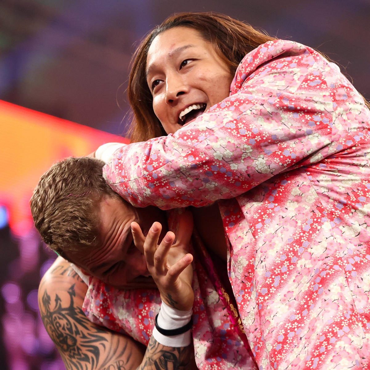 マイルズ・ボーン（左）の頭部を捕獲したイケメン二郎（C）2022 WWE, Inc. All Rights Reserved