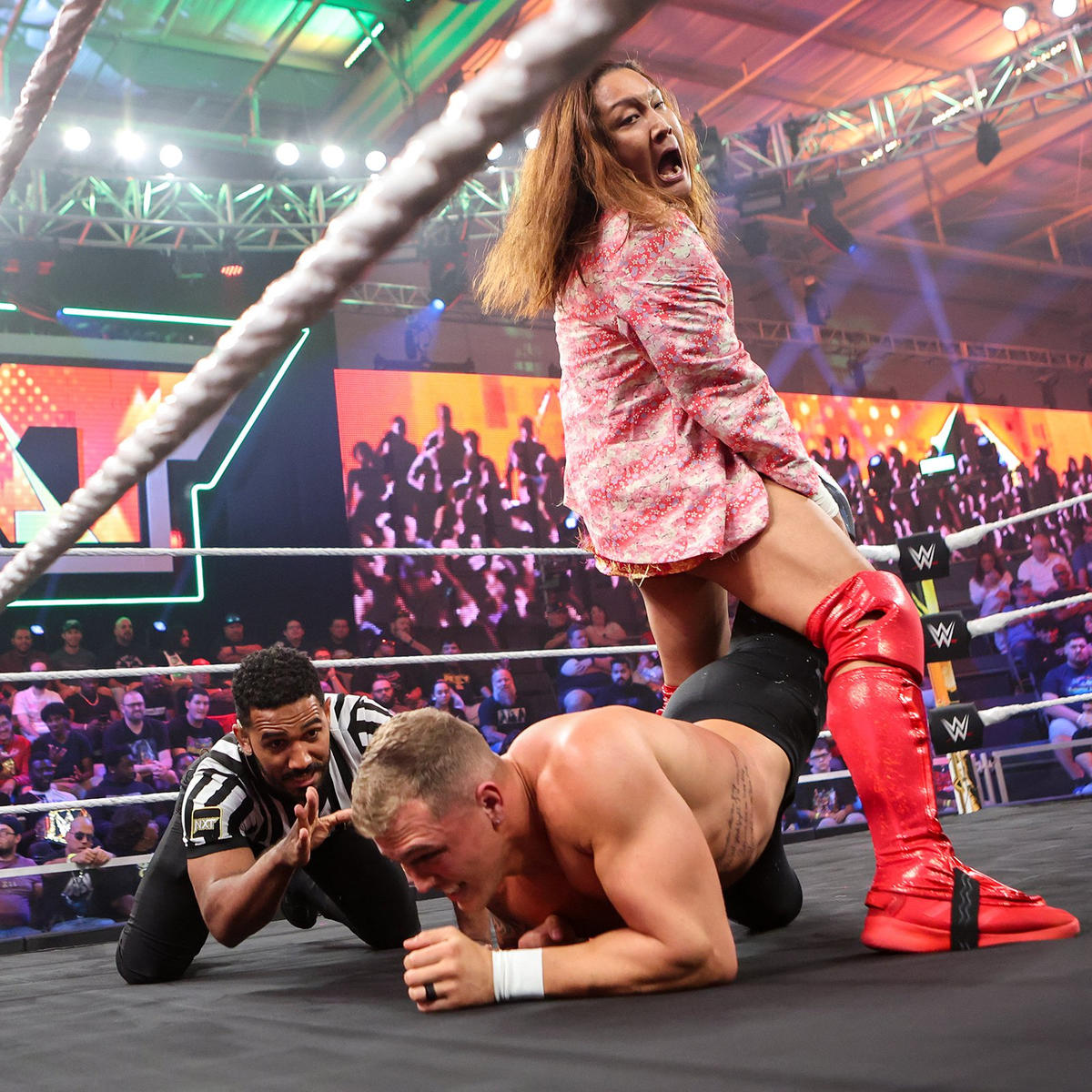 片逆エビ固めでマイルズ・ボーン（左）を追い詰めたイケメン二郎（C）2022 WWE, Inc. All Rights Reserved