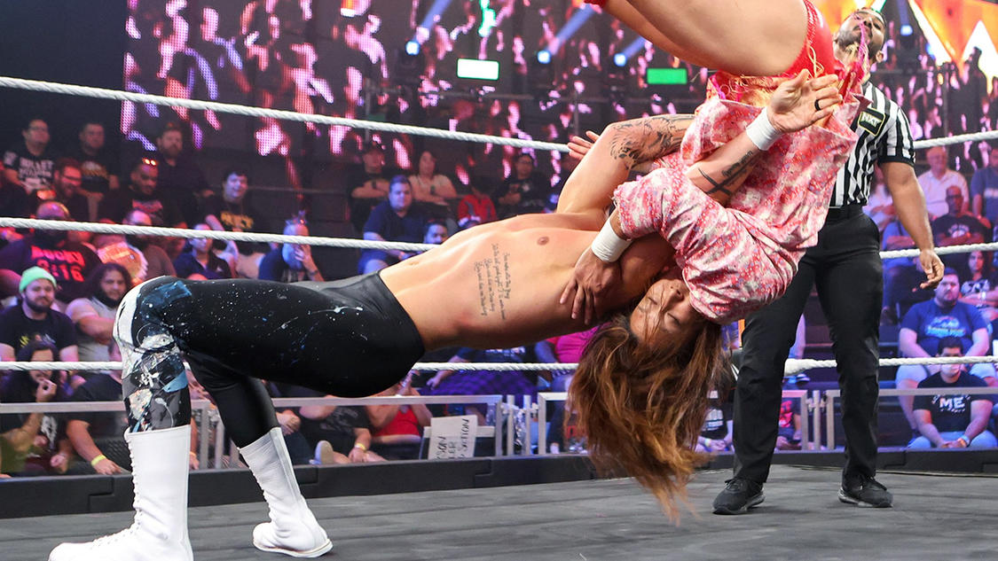 マイルズ・ボーン（左）のスープレックスを浴びたイケメン二郎（C）2022 WWE, Inc. All Rights Reserved