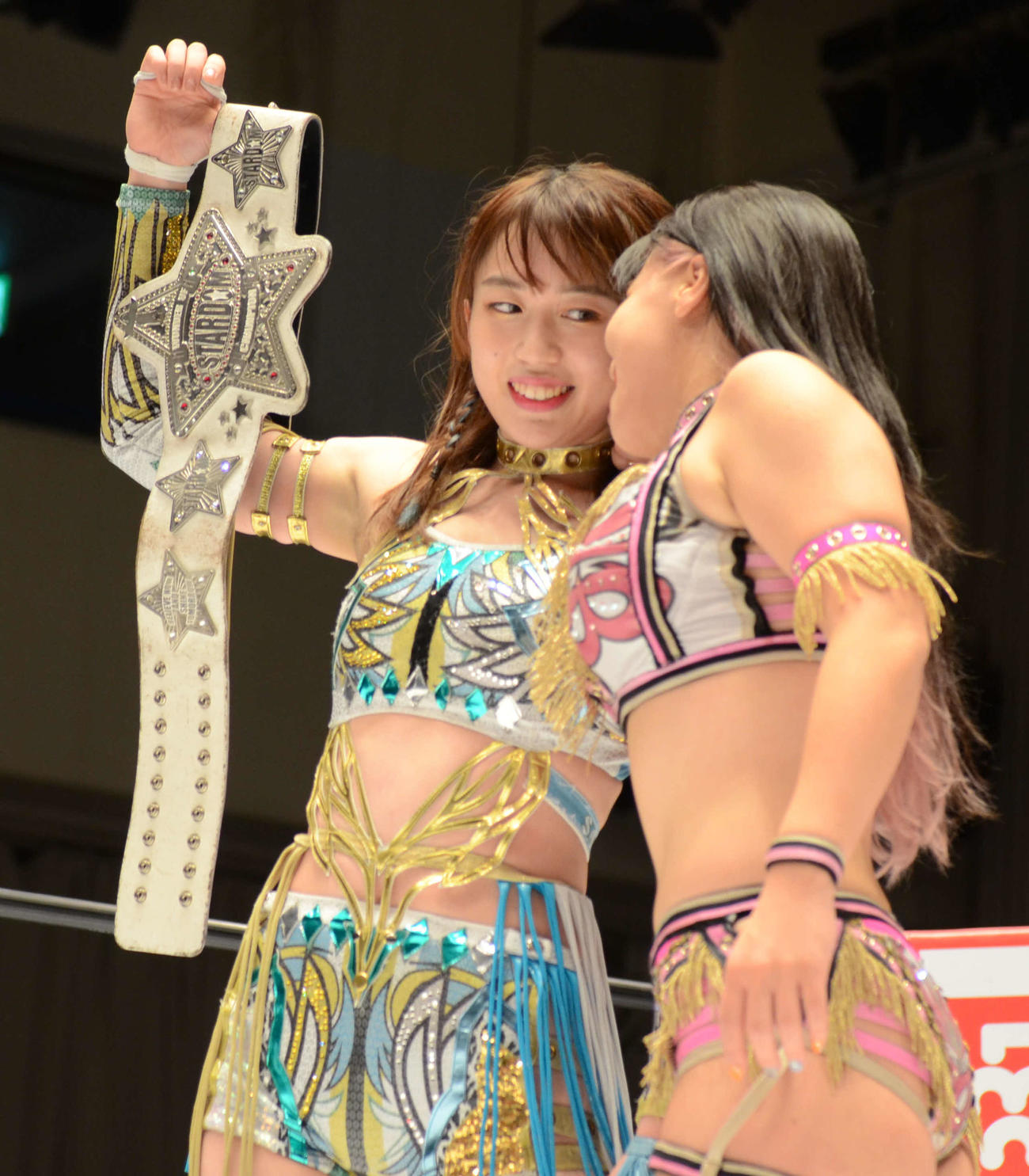 スターダム後楽園大会　白川未奈（右）にベルトを見せつける上谷沙弥（撮影・松熊洋介）