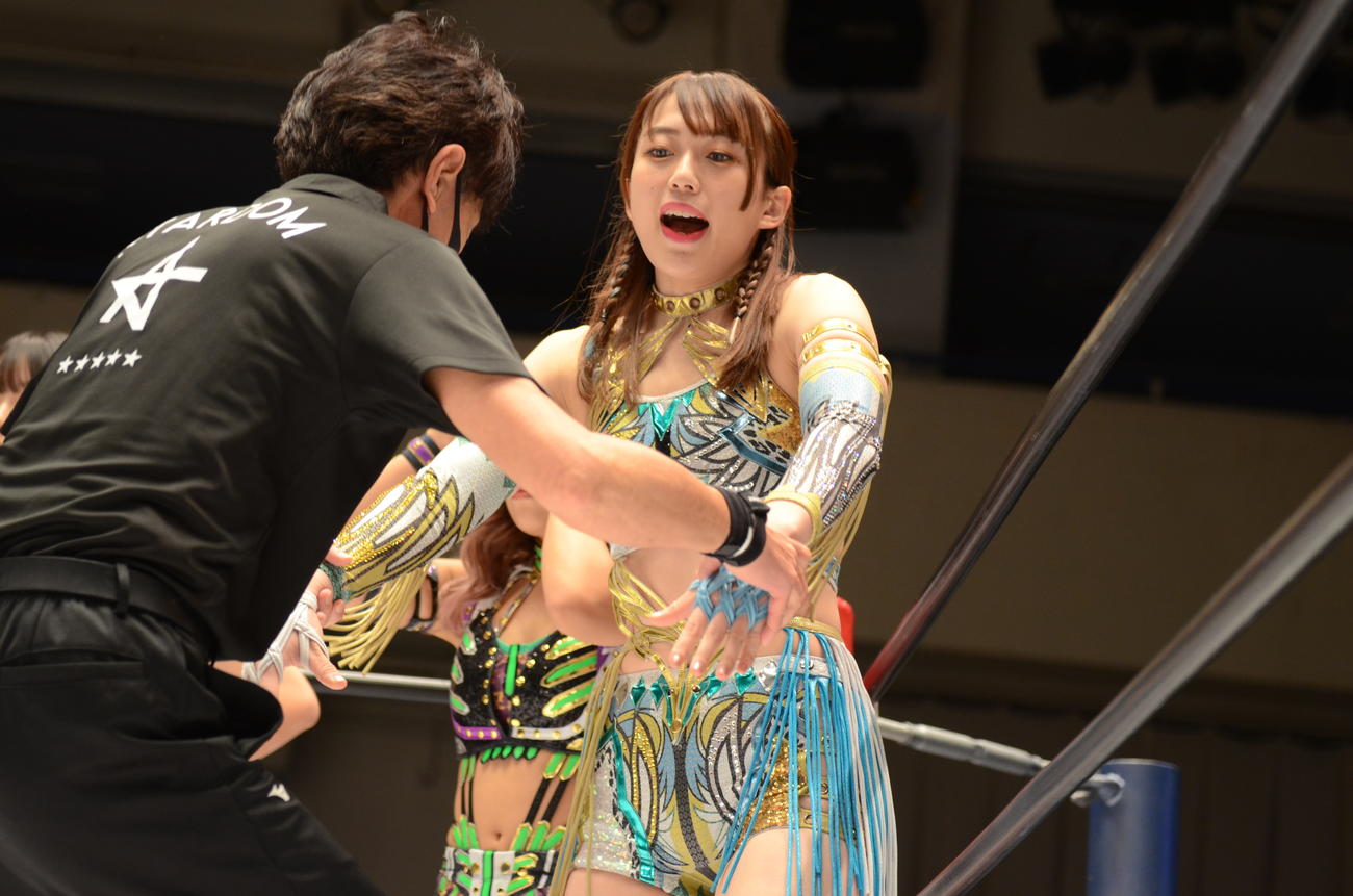 スターダム後楽園大会　試合前に村山レフェリーのボディチェックを受ける上谷沙弥（撮影・松熊洋介）