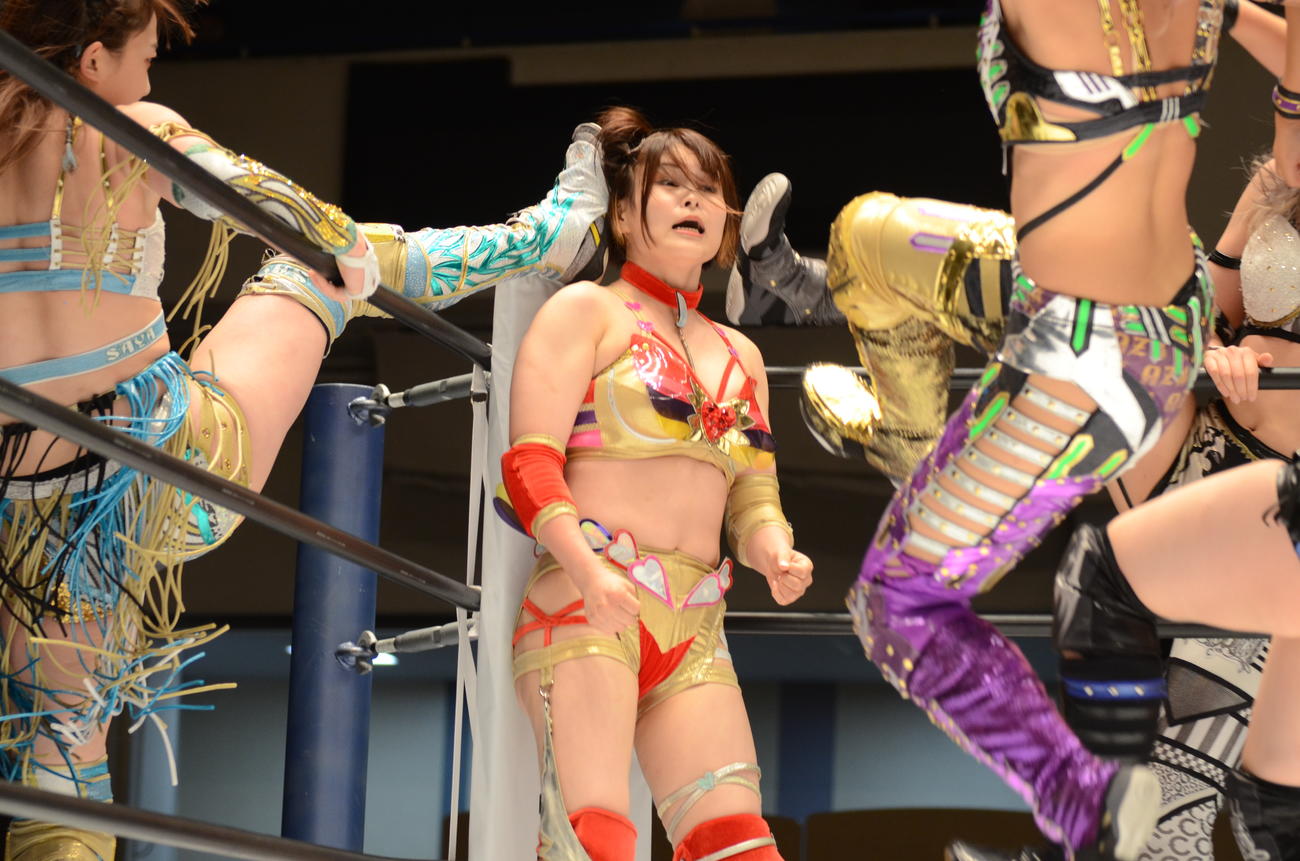 スターダム後楽園大会　全員で月山和香に蹴りを浴びせるクイーンズ・クエスト（撮影・松熊洋介）