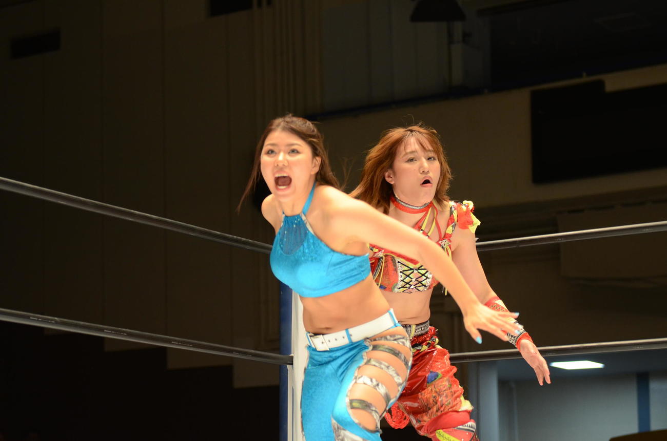 スターダム後楽園大会　朱里（右）に攻撃を仕掛ける葉月（撮影・松熊洋介）