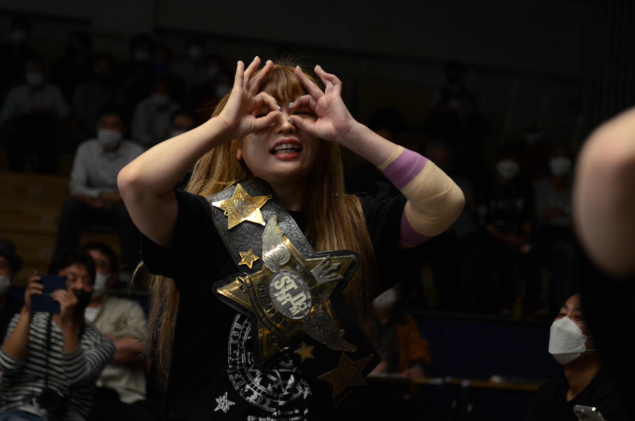 スターダム後楽園大会　試合後、賞金マッチ開催の話を聞き、お金ポーズをしてリングに駆けつけた中野たむ（撮影・松熊洋介）