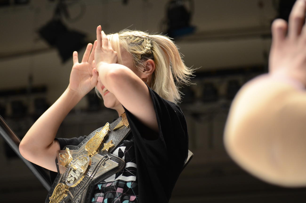 スターダム後楽園大会　試合後、賞金マッチ開催の話を聞き、お金ポーズをしてリングに駆けつけたなつぽい（撮影・松熊洋介）