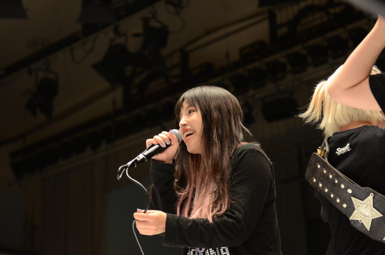 スターダム後楽園大会　試合後、賞金マッチ開催の話を聞き、リングに駆けつけた白川未奈（撮影・松熊洋介）