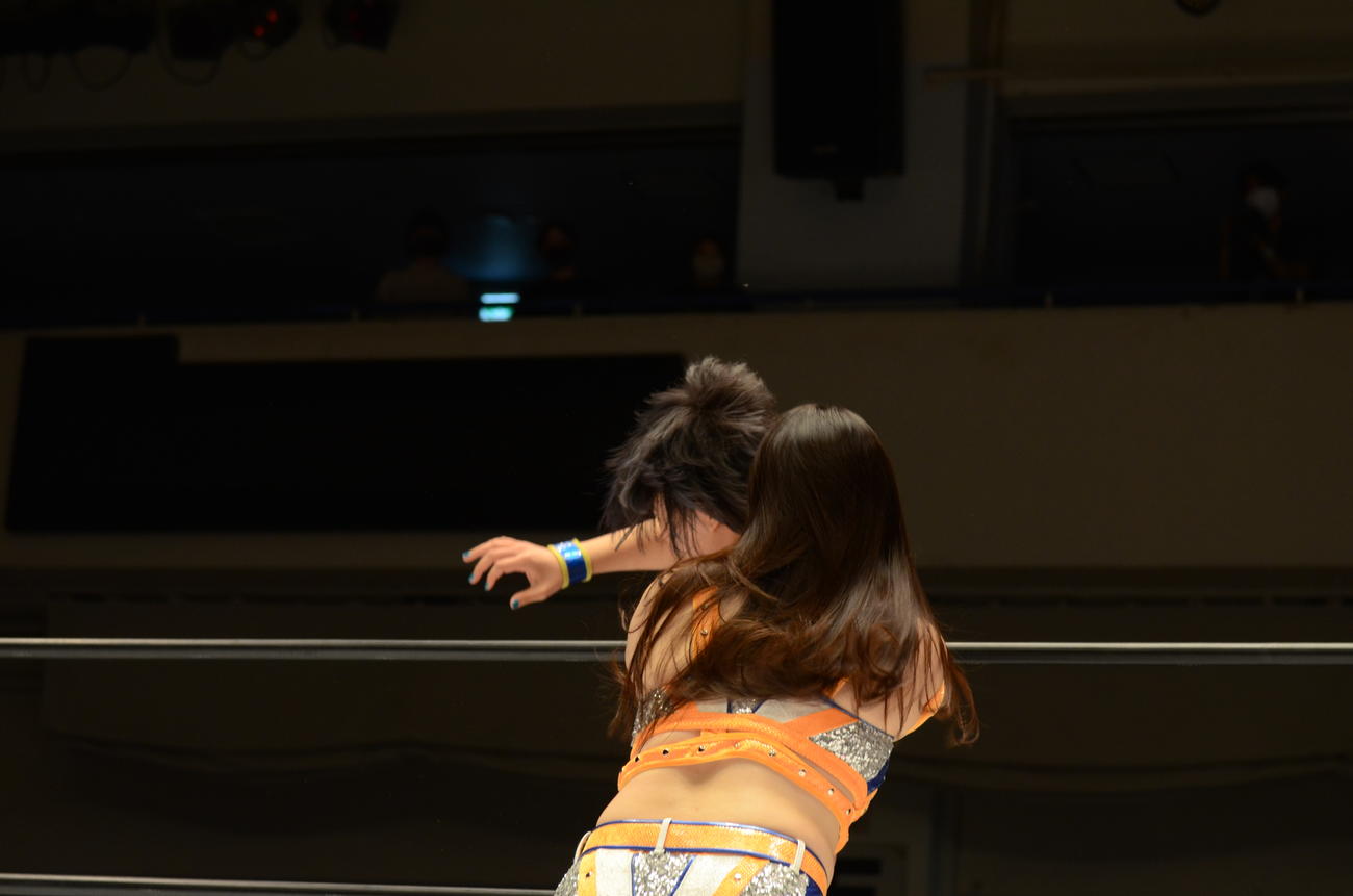 スターダム後楽園大会　拍手を求めるMIRAIに奇襲を仕掛けるコグマ（撮影・松熊洋介）