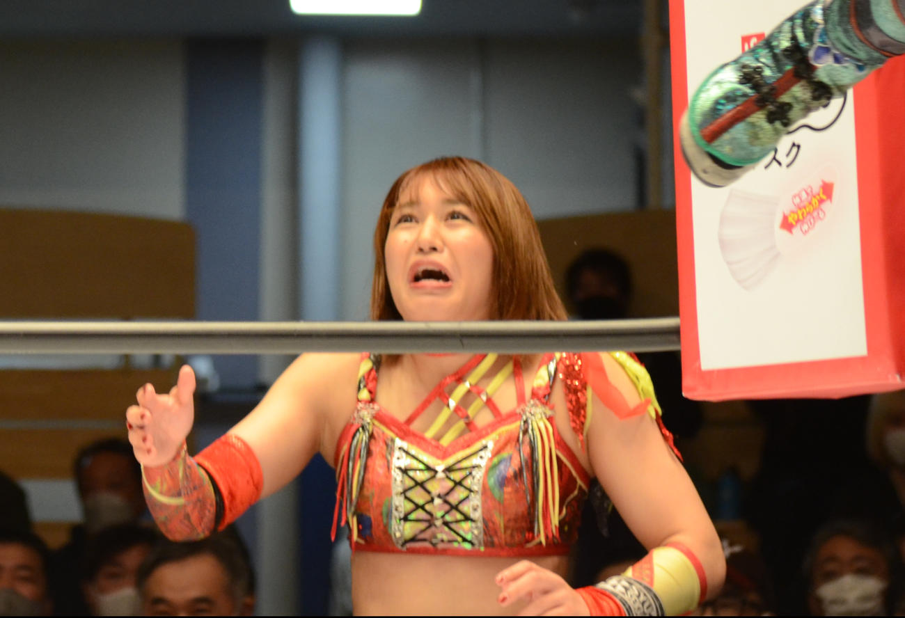 スターダム後楽園大会　強制クマポーズで辱められたMIRAIを見る朱里（撮影・松熊洋介）