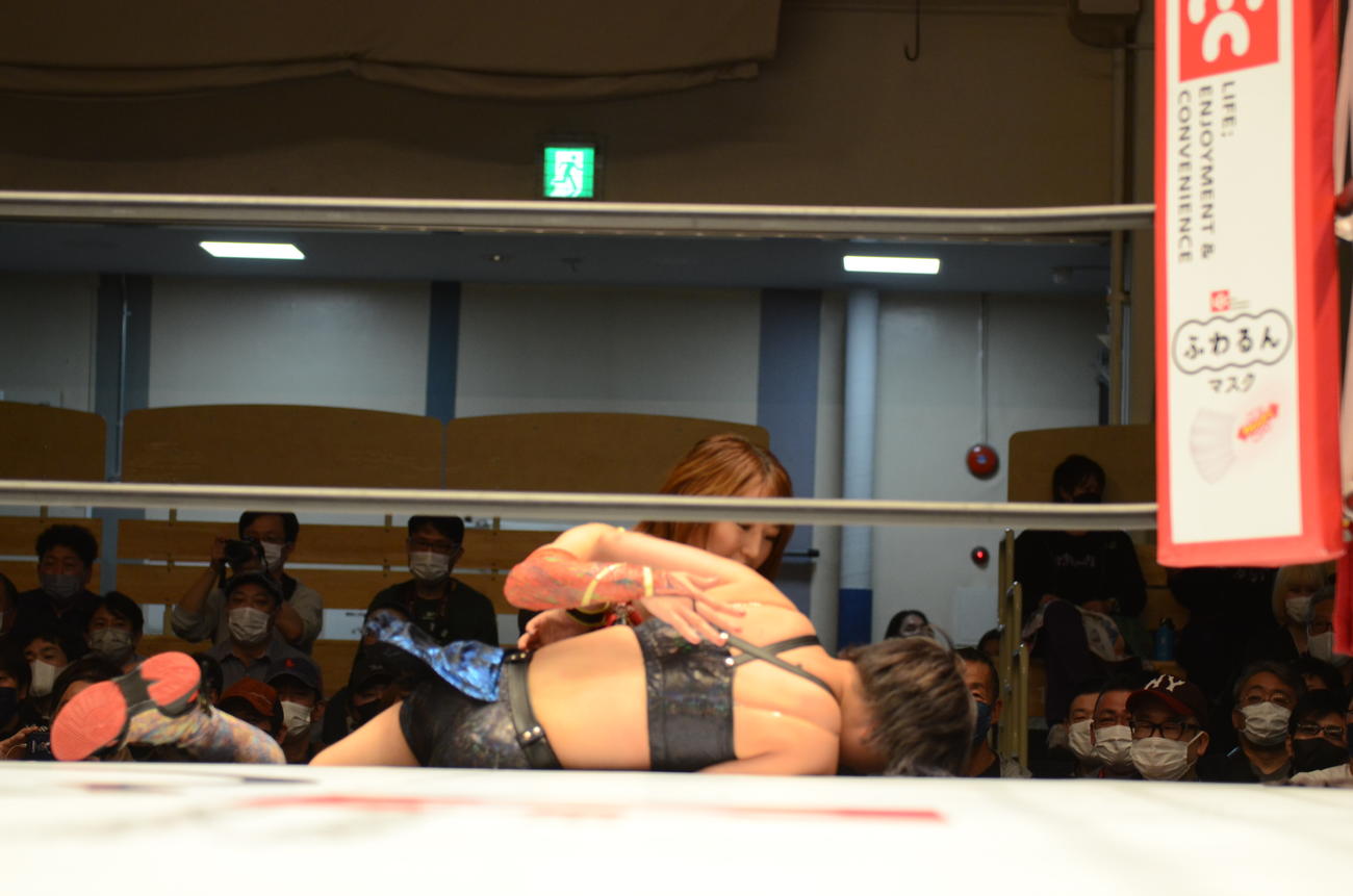 スターダム後楽園大会　強制クマポーズで辱められたMIRAIを慰める朱里（撮影・松熊洋介）