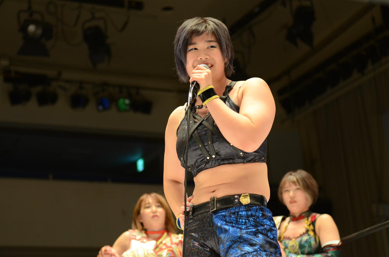 スターダム後楽園大会　試合に勝利し、マイクで話すMIRAI（撮影・松熊洋介）