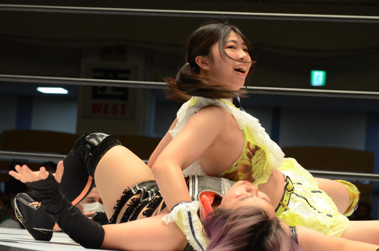 スターダム後楽園大会　琉悪夏を押さえ込む羽南（撮影・松熊洋介）