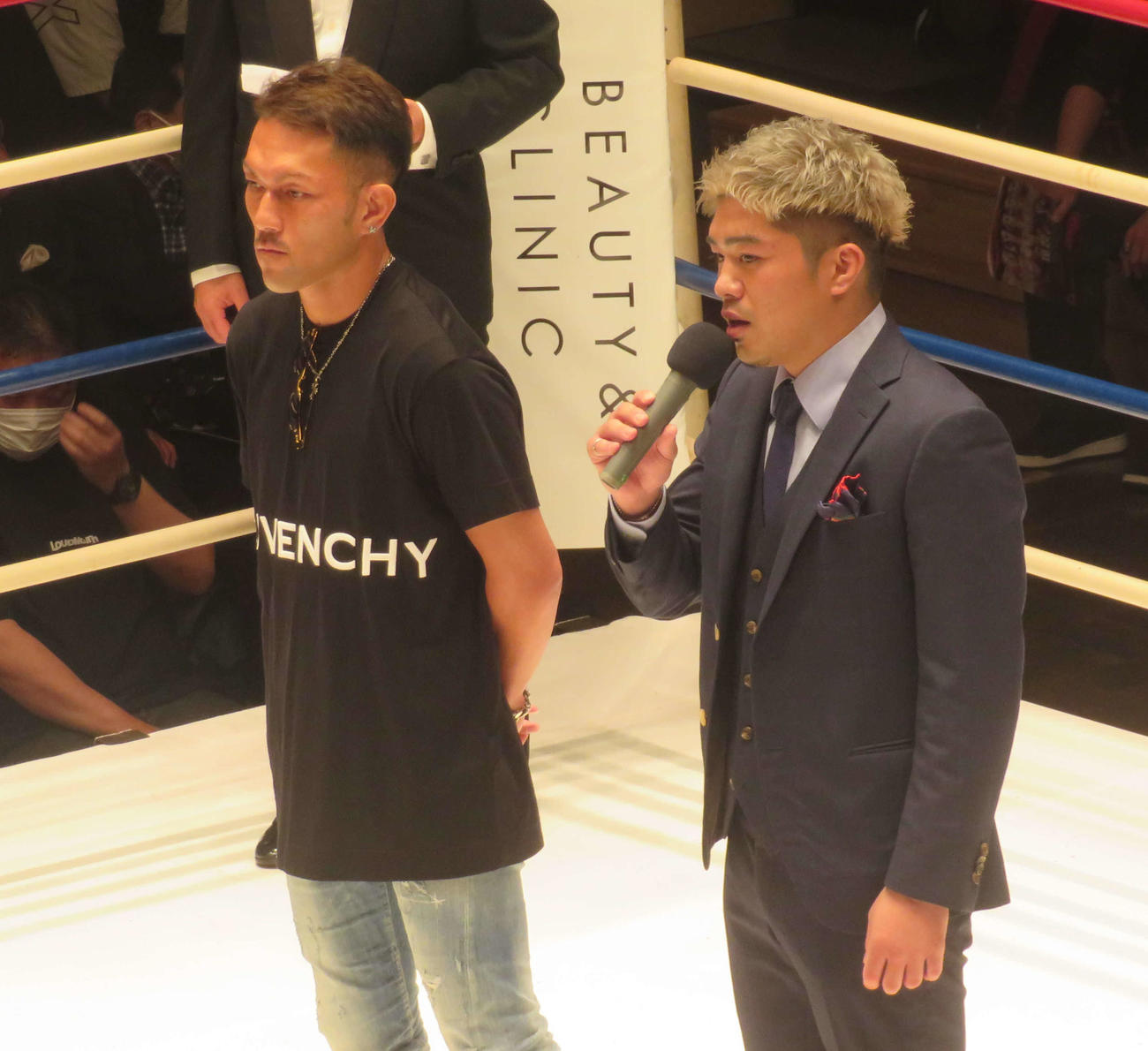 自身の引退式で、元東洋太平洋スーパーフライ級王者赤穂亮（左）のカシメロ戦をプロモートすることを報告したWBO世界スーパーフェザー級王者伊藤雅雪氏