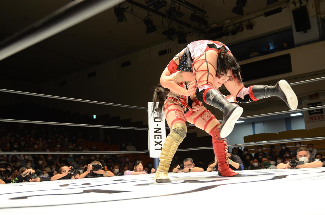 スターダム後楽園大会　ひめかを抱え上げる林下詩美（撮影・松熊洋介）