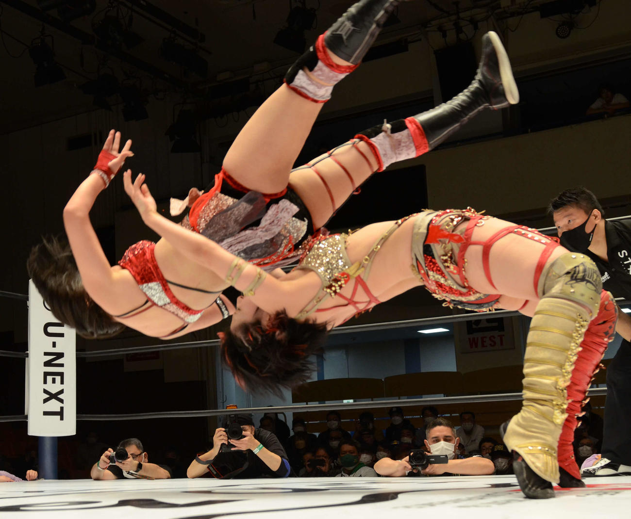 スターダム後楽園大会　ひめかを投げ飛ばす林下詩美（撮影・松熊洋介）