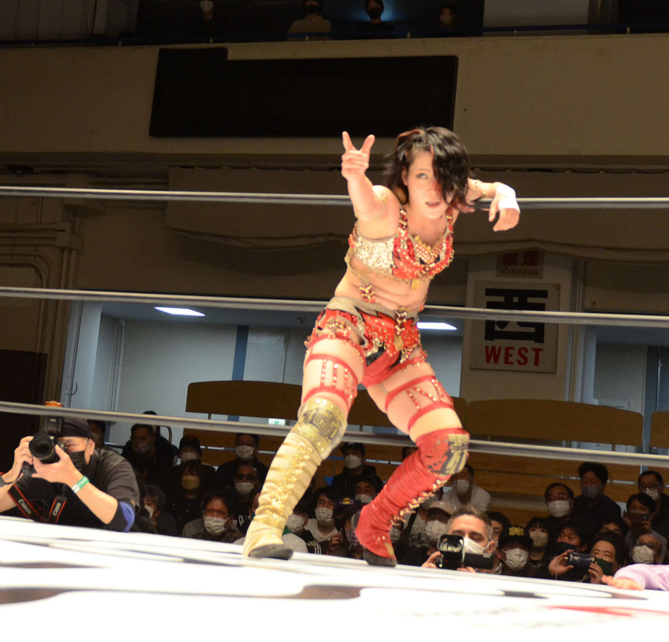 スターダム後楽園大会　ひめかを指さし、にらみつける林下詩美（撮影・松熊洋介）