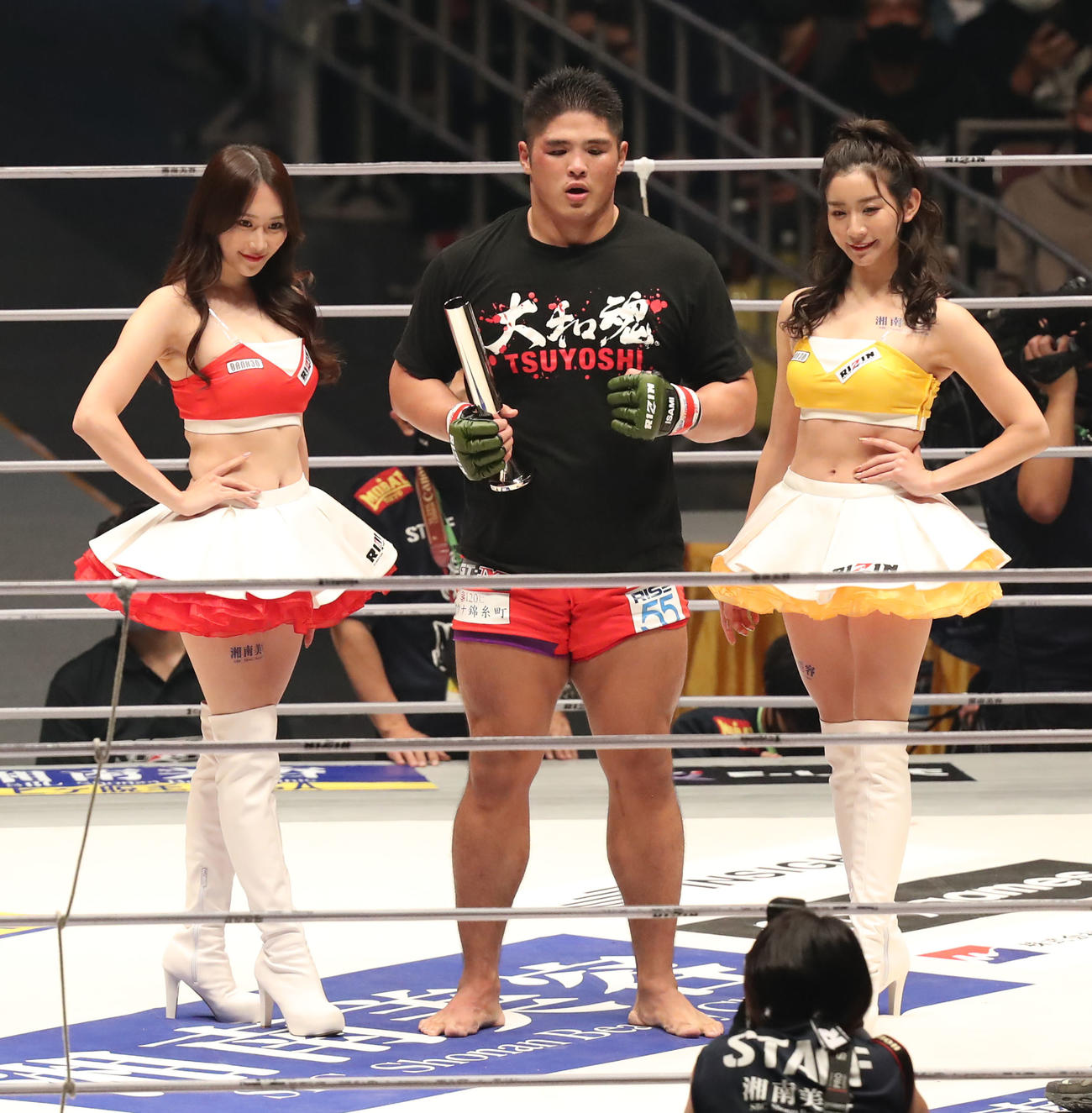 スダリオ剛対ヤノス・チューカス　ヤノス・チューカスに勝利し、RIZINガールと記念撮影をするスダリオ剛（撮影・屋方直哉）
