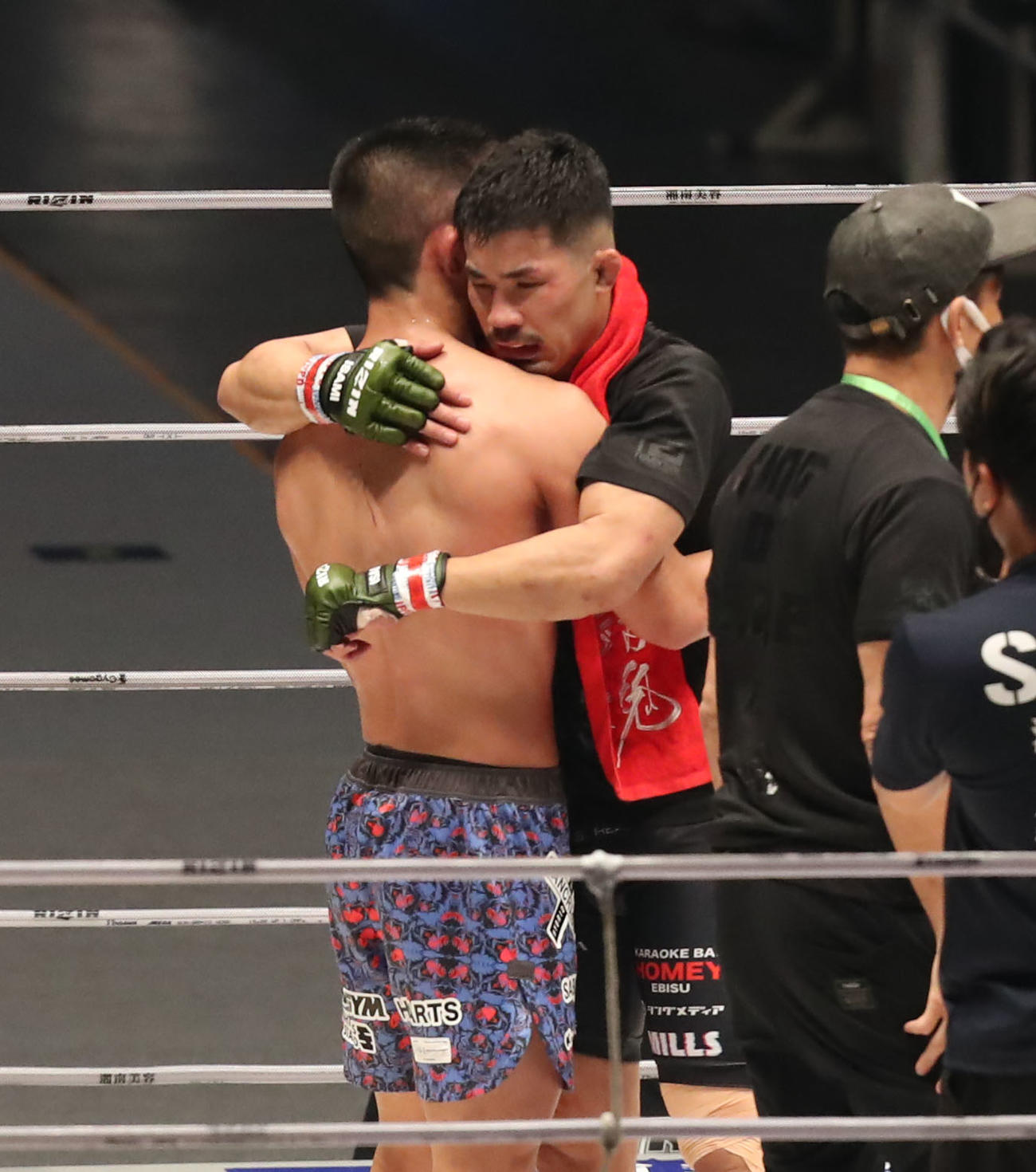 芦田崇宏対中田大貴　中田（左）とお互いをたたえ合う芦田（撮影・屋方直哉）