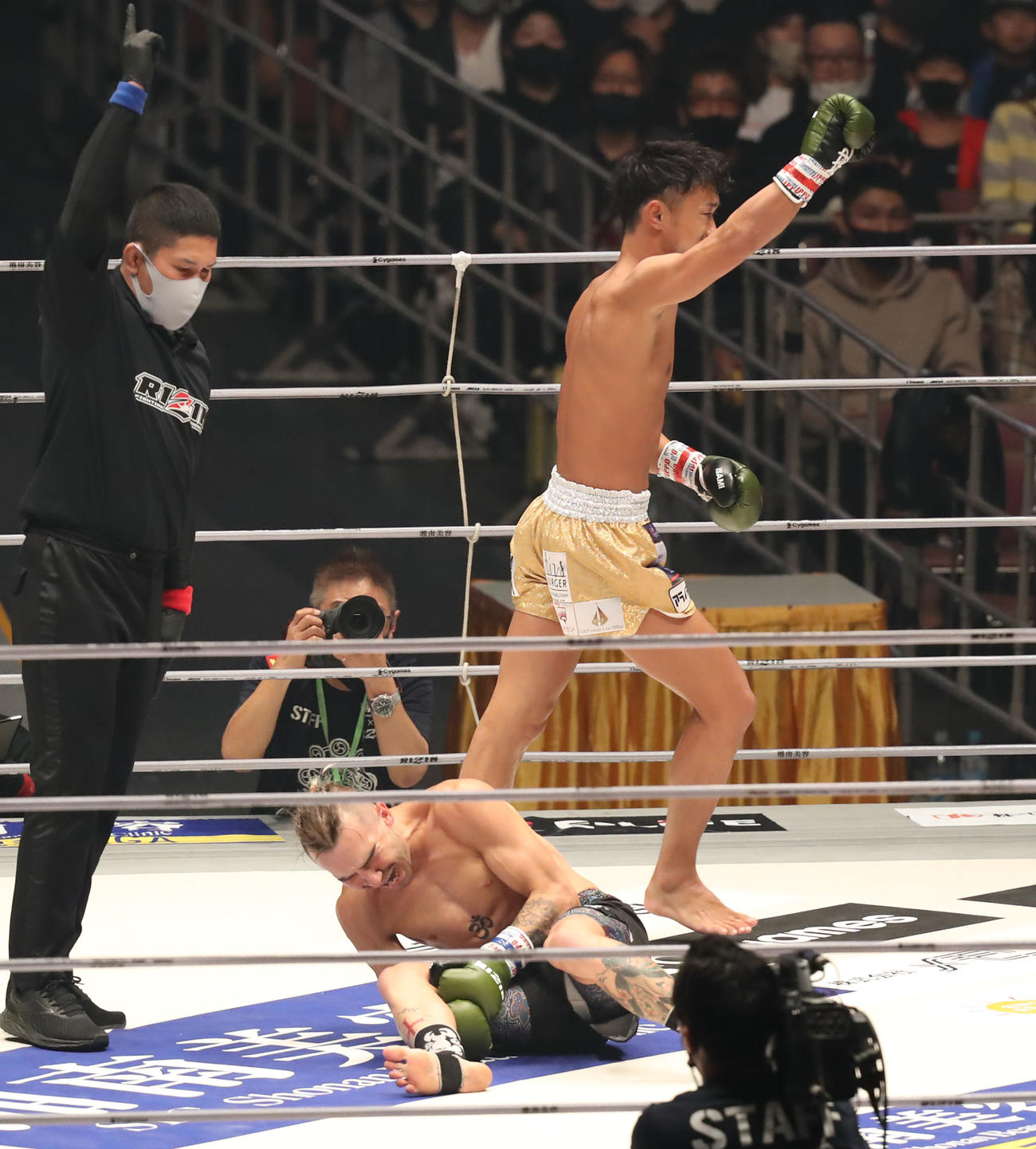 梅野源治対トレント・ガーダム　1回、トレント・ガーダム（下）にキックを見舞い勝利し、ガッツポーズをする梅野（撮影・屋方直哉）