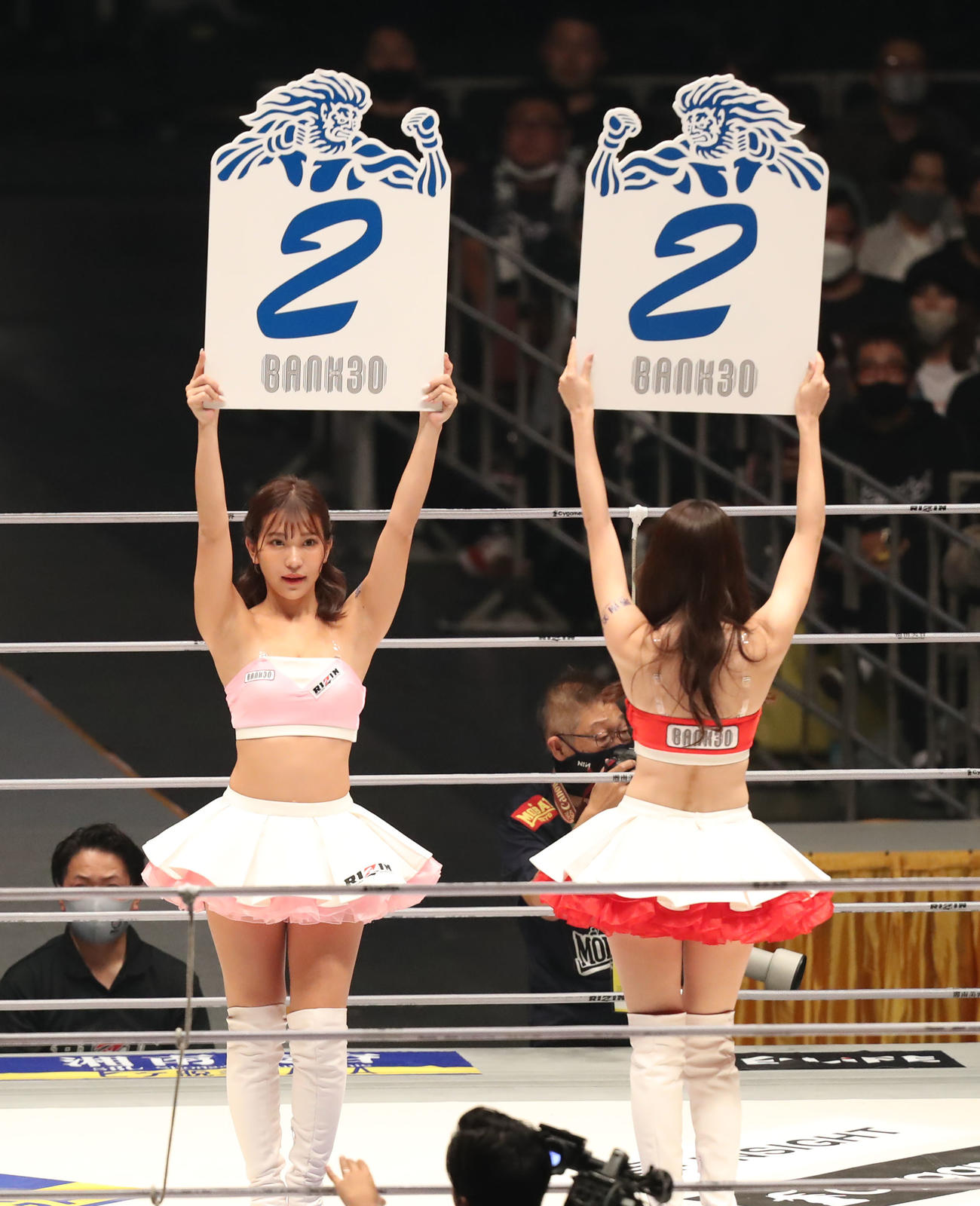 佐々木信治対宇佐美正パトリック　2回を示すボードを掲げるRIZINガール（撮影・屋方直哉）