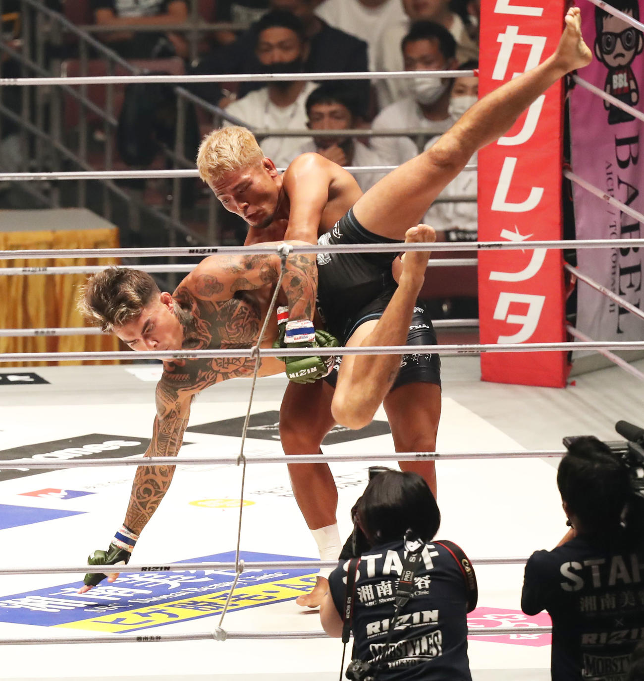 武田光司対ザック・ゼイン　1回、ザック・ゼイン（手前）を投げ飛ばす武田（撮影・屋方直哉）