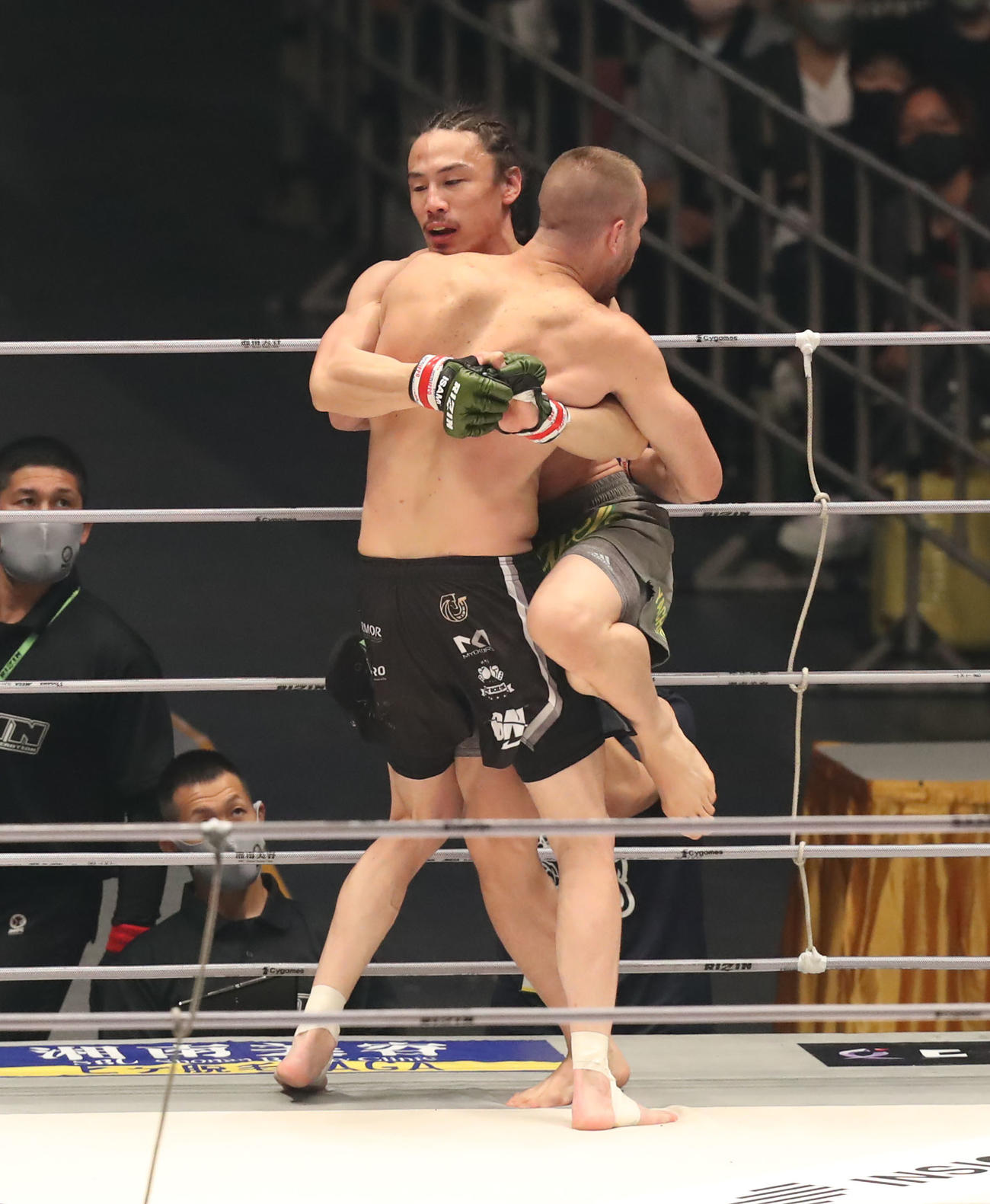 矢地祐介対ボイド・アレン　1回、ボイド・アレン（手前）に膝蹴りを見舞う矢地（撮影・屋方直哉）