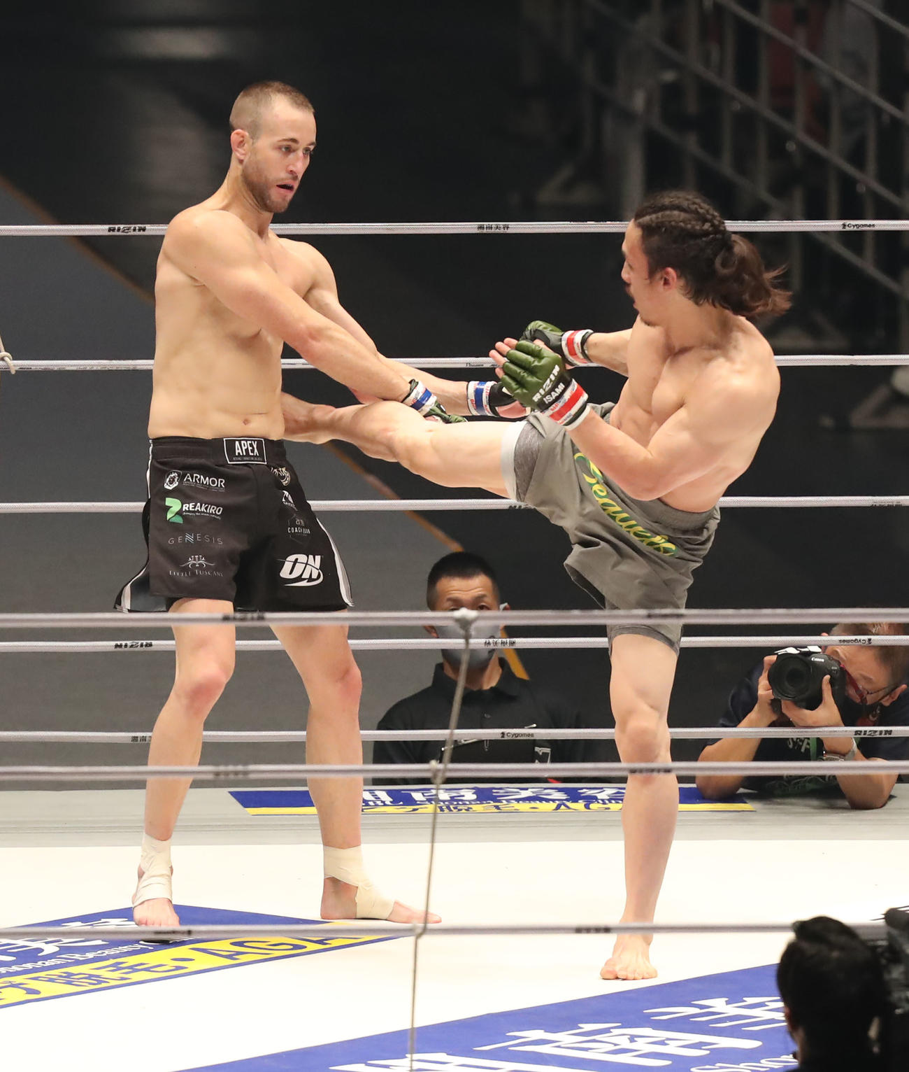 矢地祐介対ボイド・アレン　1回、ボイド・アレン（左）にキックを見舞う矢地（撮影・屋方直哉）