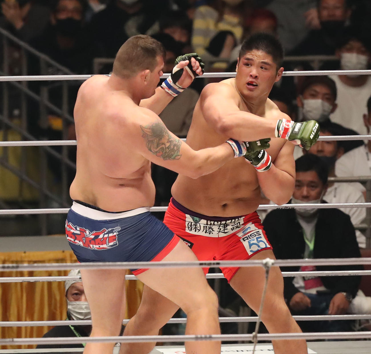 スダリオ剛対ヤノス・チューカス　1回、ヤノス・チューカス（左）にパンチを見舞うスダリオ剛（撮影・屋方直哉）
