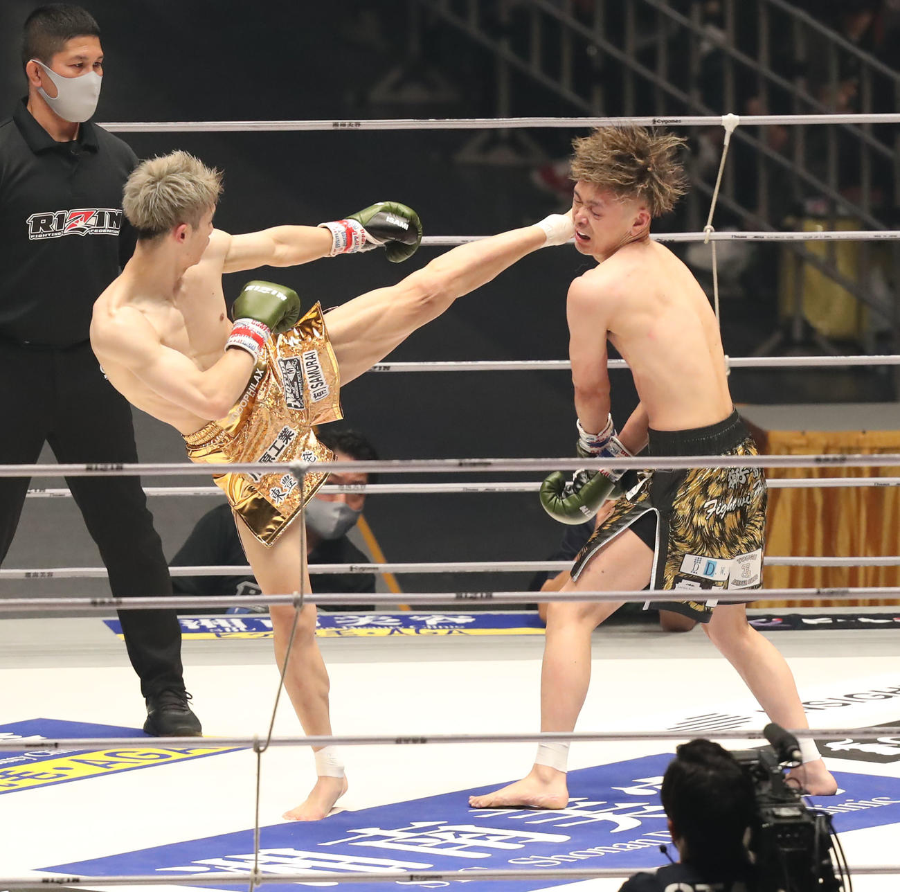 栗秋祥梧対翔　2回、翔（右）にキックを見舞う栗秋（撮影・屋方直哉）