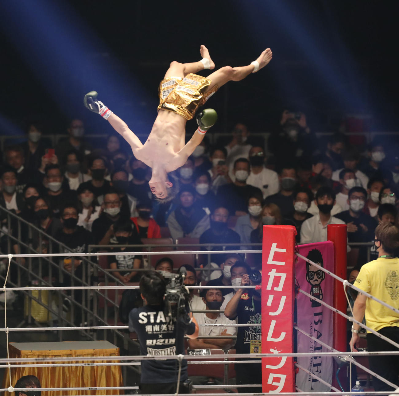 栗秋祥梧対翔　2回、翔に勝利しバック宙を披露する栗秋（撮影・屋方直哉）