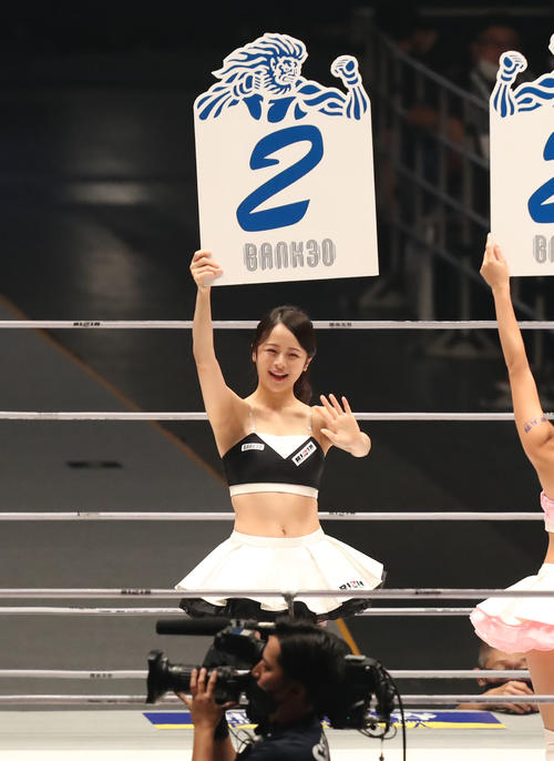 芦田崇宏対中田大貴　2回を示し観客に手を振るRIZINガール（撮影・屋方直哉）