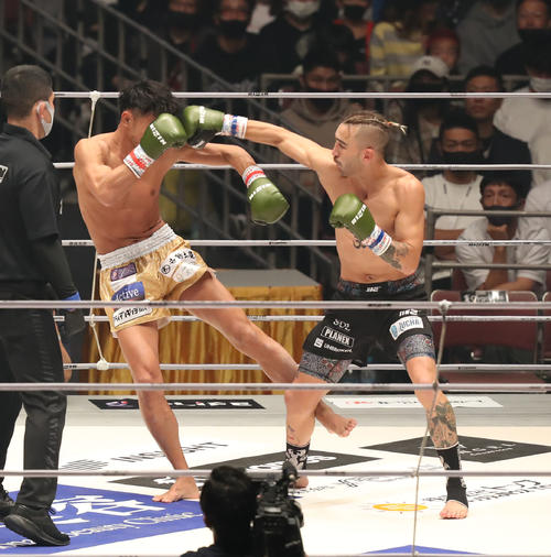 梅野源治対トレント・ガーダム　1回、トレント・ガーダム（右）にキックを見舞う梅野（撮影・屋方直哉）