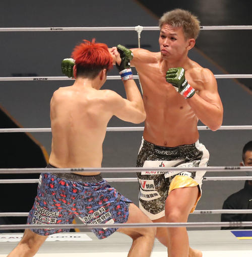 阿部大治対田村ヒビキ　2回、田村（左）にパンチを見舞う阿部（撮影・屋方直哉）