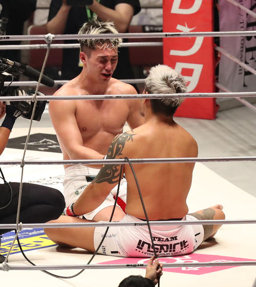 佐々木信治対宇佐美正パトリック　佐々木（右）と互いにたたえ合う宇佐美正パトリック（撮影・屋方直哉）