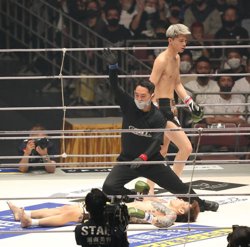 REITO BRAVELY対関幸一郎　1回、関（下）にキックを見舞い勝利するREITO BRAVELY（撮影・屋方直哉）